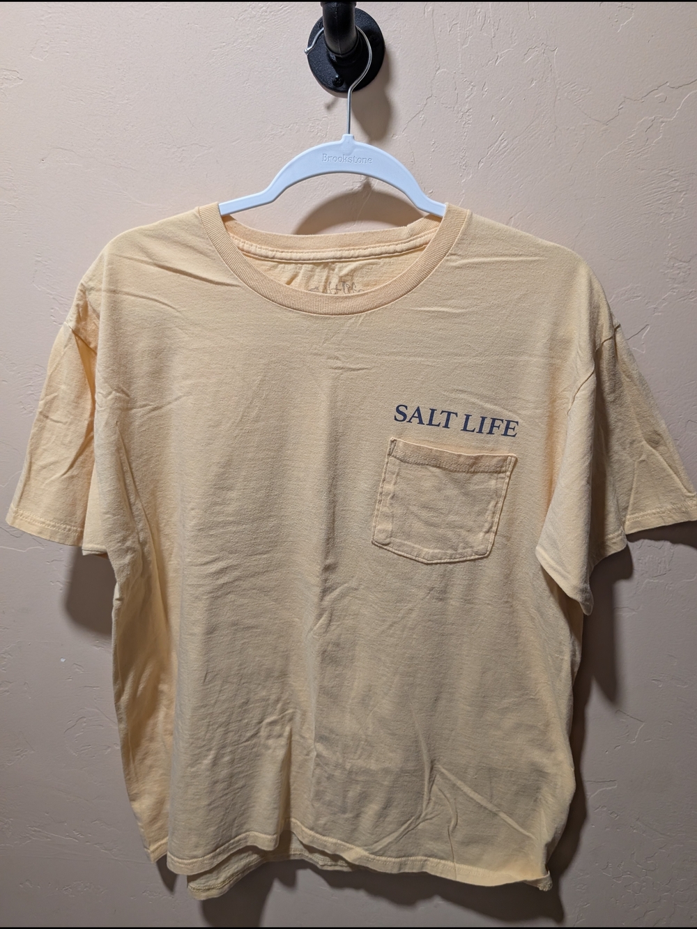 Salt Life Men’s Unisex Pocket T-shirt Pale Yellow Boat/Hibiscus/Marlin; Print Lg